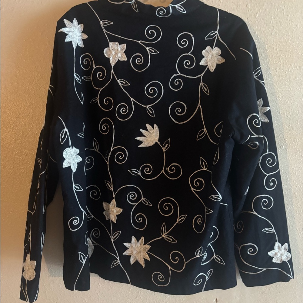 Mirasol Black Top with White Floral Embroidery